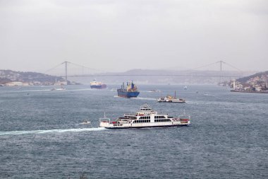 İstanbul Boğazı Köprüsü. Ve denizde feribot, ve yaşlı pas