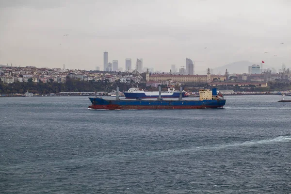 İstanbul Boğazı Köprüsü. Ve denizde feribot, ve yaşlı pas — Stok fotoğraf