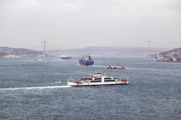 İstanbul Boğazı Köprüsü. Ve denizde feribot, ve yaşlı pas — Stok fotoğraf