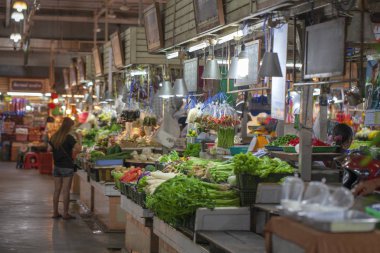 Meyve pazarı, Taylandlılar turistlere meyve ve sebze satıyor.