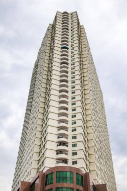 Yüksek gökdelenleri olan Panorama kentsel şehir manzarası. 