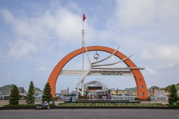 Centro ciudad, arco de la ciudad, estación de barco — Foto de Stock