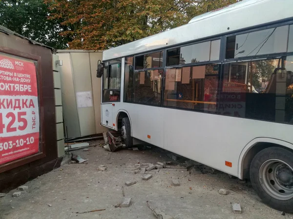 ДТП, авария с пассажирским городским автобусом, авария автобуса — стоковое фото