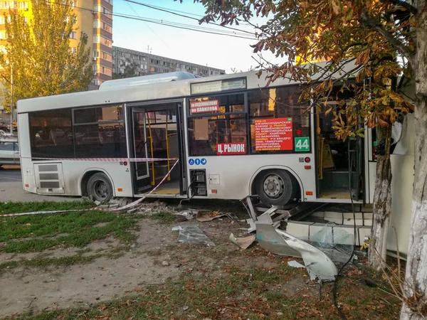 ДТП, авария с пассажирским городским автобусом, авария автобуса — стоковое фото