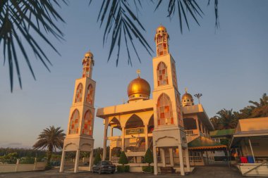 Minareli İslami cami,