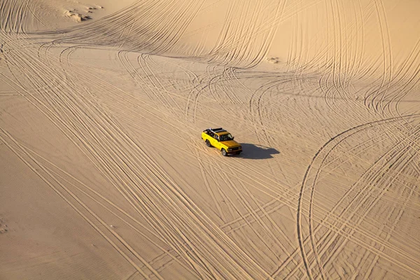 Jeep Safari Suvs op de witte duinen van Vietnam, vlakbij de stad o — Stockfoto
