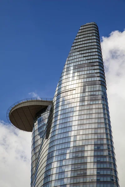 Edificios modernos en Ho Chi Minh City, Edificio de rascacielos altos — Foto de Stock