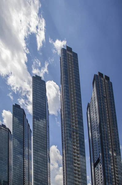 Panorama urbano moderno paisaje urbano con rascacielos altos . — Foto de Stock