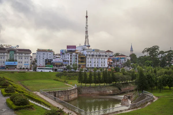 Dalat centrum miasta, domy są malowane w jasnych kolorach, ulica — Zdjęcie stockowe