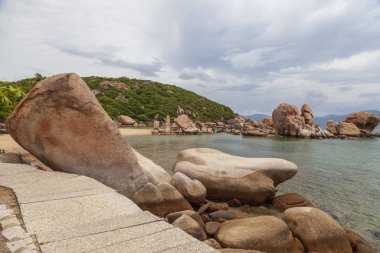 Nha Trang 'da Pearl Beach' te, kayalarla.