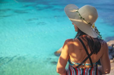 Tropik tatil konsepti. Arka planda elbise giymiş bir kız. 