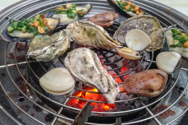 Deniz ürünleri, mangalda deniz ürünleri, karides, istiridye, kurbağa. 