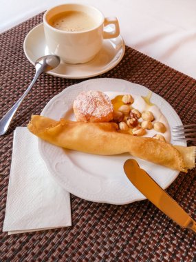 Üst manzara, komik surat şeklinde peynirli krep.