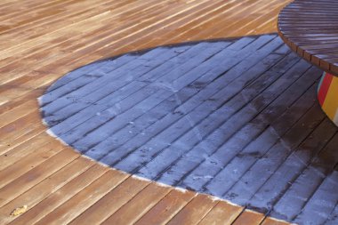 Güneşin gölgesi ahşap bir zemine düşer, kurbağa çadırına.