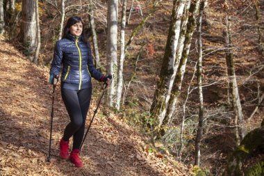 Aktif bir yaşam tarzı, kız yol boyunca yürüyor.