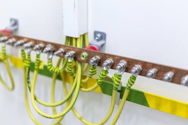 Topraklama kabloları olan elektrikli bakır otobüs