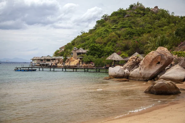 Nha Trang 'da Pearl Beach' te, kayalarla. — Stok fotoğraf
