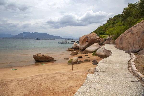 Perlenstrand bei nha trang, mit Felsbrocken — Stockfoto