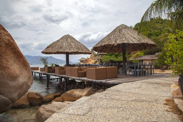 Perlenstrand bei nha trang, mit Felsbrocken — Stockfoto