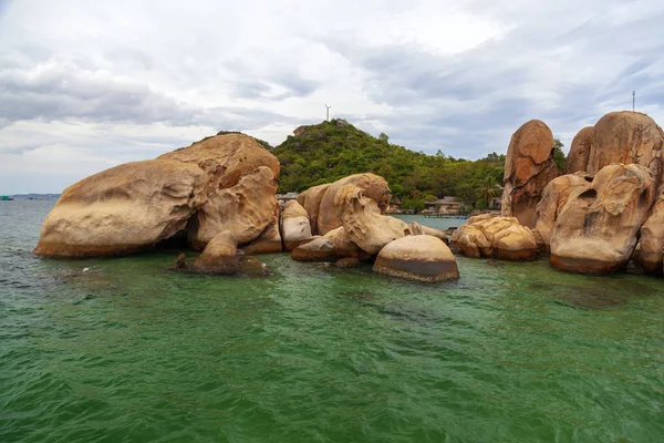 Pearl Beach à Nha Trang, avec des rochers — Photo