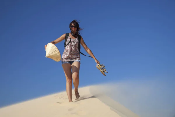 Belle fille dans le désert va sur une colline pieds nus sur le sable — Photo