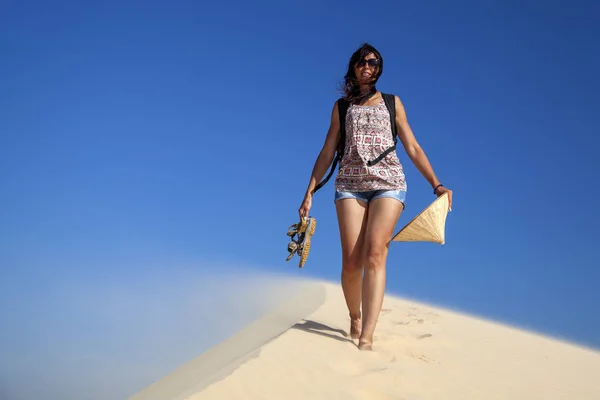 Belle fille dans le désert va sur une colline pieds nus sur le sable — Photo