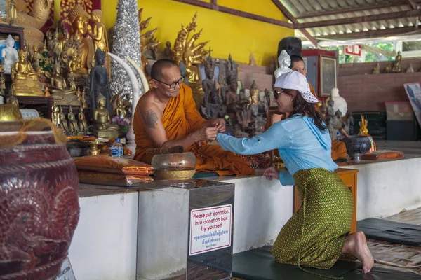 Die Buddha-Statue thront auf den nakkerd Hügeln. Big Buddha ph — Stockfoto