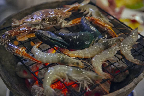 Sea food, cooking seafood on a barbecue, shrimps, oysters, frog — 스톡 사진