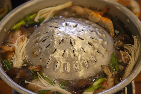 Θαλασσινά, θαλασσινά μαγείρεμα σε μπάρμπεκιου, γαρίδες, στρείδια, βάτραχος — Φωτογραφία Αρχείου