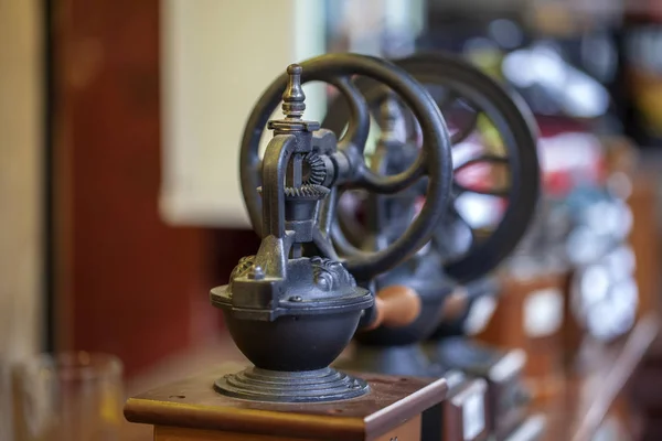 오래 된 녹슨 커피 분쇄기 — 스톡 사진