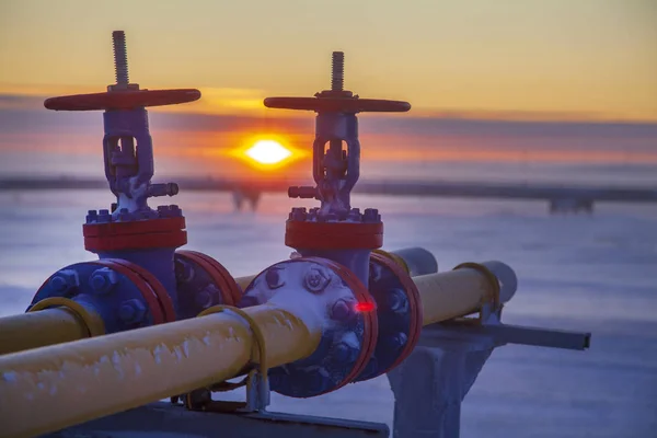 Olie, gasindustrie. Groep boorkoppen en ventiel armatuur, gas sluiten — Stockfoto