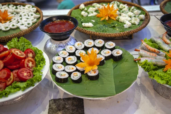 Mangalda mangal, karides, istiridye, deniz ürünleri. — Stok fotoğraf