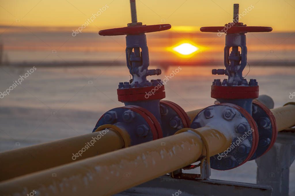 Petróleo, industria del gas. Grupo de cabezas de pozo y armadura de