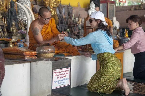 Die Buddha-Statue thront auf den nakkerd Hügeln. Big Buddha ph — Stockfoto