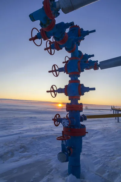 Petróleo, industria del gas. Grupo de cabezas de pozo y armadura de válvula, pozo de gas — Foto de Stock