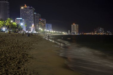 Nha Trang, şehir gece güvertesi, uzun pozlu deniz kıyısı.