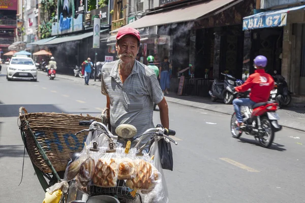 Gyorsétterem plasztikban, élelmiszer-szállítás kerékpárral Vietnamban — Stock Fotó