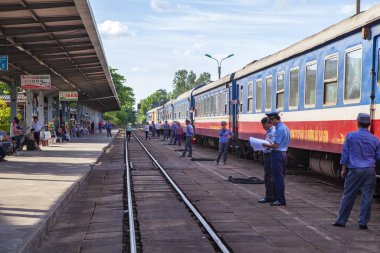 Hue, Vietnam tren istasyonu, istasyon çalışanı biletleri kontrol ediyor.