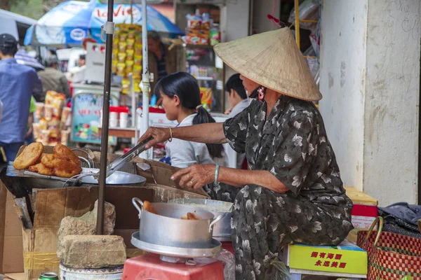 Hanoi eski çeyrek. Sokak satıcıları bisikletlerinden meyve satıyor — Stok fotoğraf