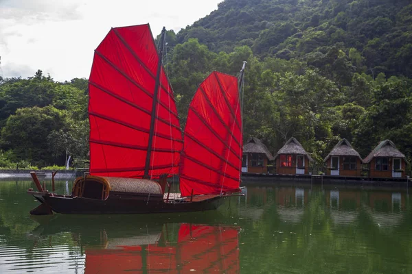 Kat ba island, Vietnam, - boat with red sails on the lake — Stock Photo, Image