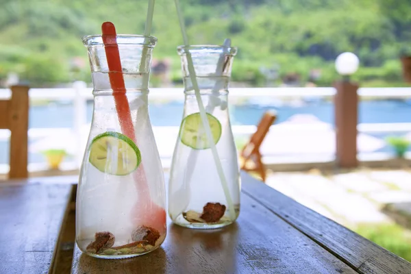 Jus de lime vietnamien traditionnel à la cannelle et à la menthe réfrigérée — Photo