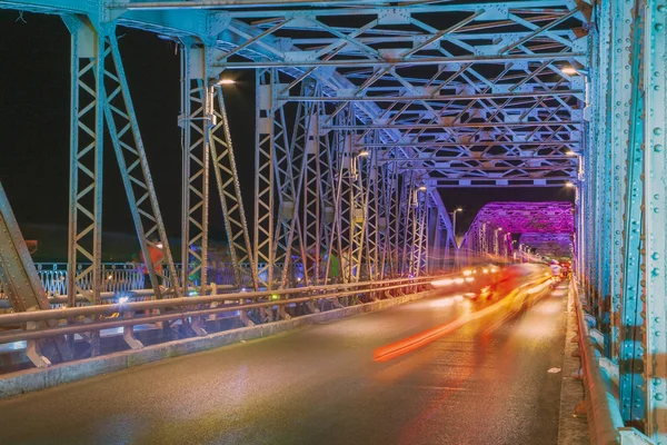 Coloré gros plan Trang Tien pont vue de nuit d'en haut dans la teinte — Photo