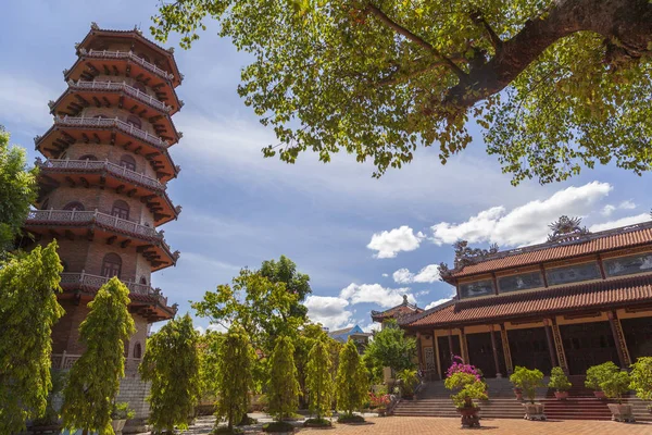 De oude tempels uit de 19e eeuw in Hue, Vietnam — Stockfoto