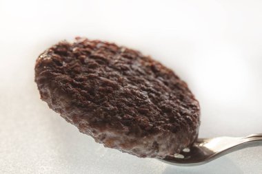 Beyaz arka planda hamburger için ızgara et pirzolası. 