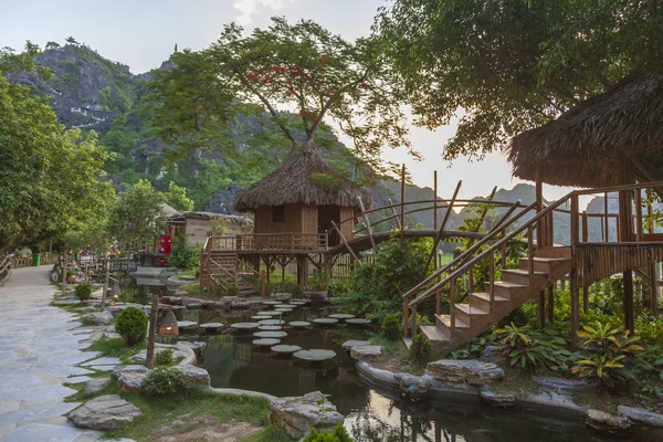 Ninh Binh, Vietnam, hermoso paisaje de arrozales entre los — Foto de Stock