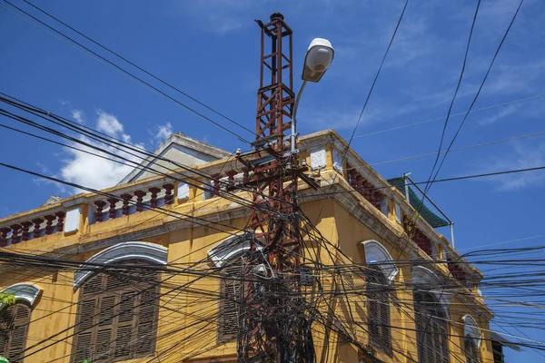 Vietnamese electrical networks. Electrical wires on poles in Hoi — 스톡 사진