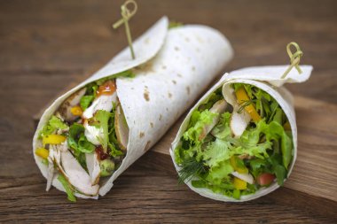 avokadolu sebzeli etli pide ekmeği, doldurulmuş tortilla. 