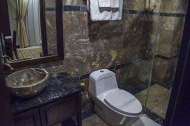Otel odasındaki tuvaletin modern iç mekanı, doğal taş.