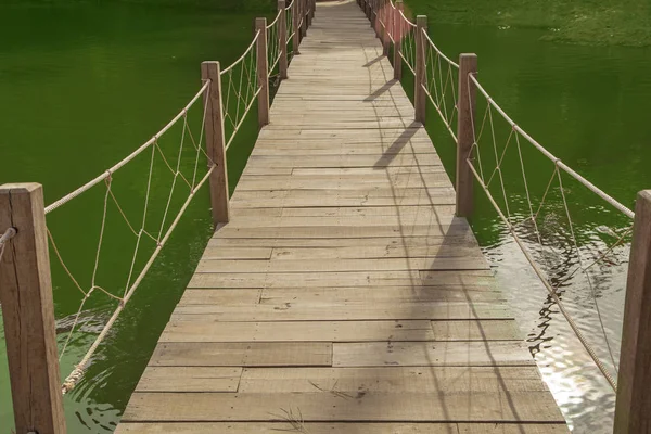 Holzhängebrücke über einen Gebirgsfluss — Stockfoto