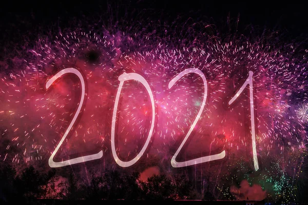 Inschrift in Zahlen 2021 auf dem Hintergrund des Feuerwerks, — Stockfoto